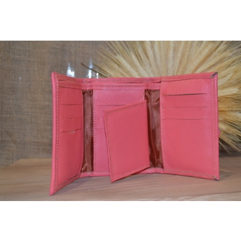 Portfel mały skórzany różowy z kwiatowym kolorowym haftem .